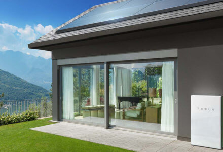 Das Tesla Solar Roof speist die Tesla Powerwall.