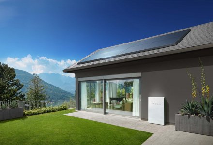 Die Tesla Powerwall speichert den von Ihnen produzierten Strom. Sie gibt ihn ab, wenn und wann Sie ihn brauchen.